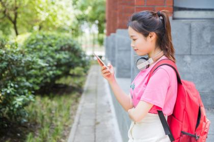 属龙的女生拿什么包聚财
